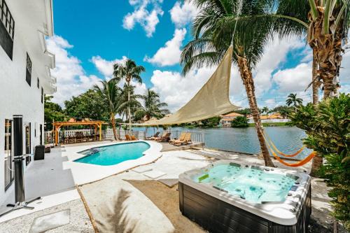 Pembroke Pines Villa | Waterfront Villa with Beach, Game Room, Cinema and Spa