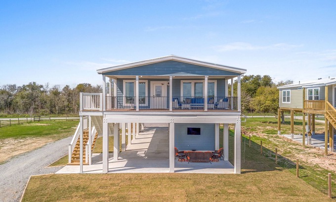 Hackberry House | Waterfront Wonderland Fishing and Pier Campn