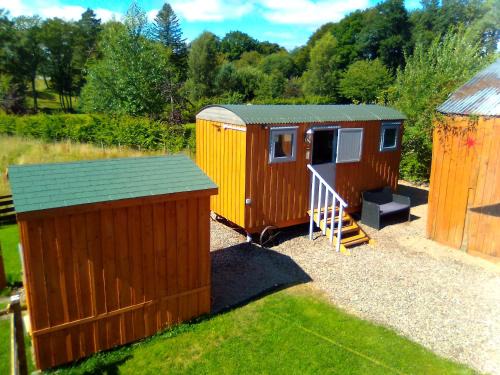 Murthly Apartment | Waterloo Farm Shepherds Hut Glamping with Sun Lounge