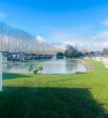 Allerthorpe House | Waters Edge Lodge with Hot Tub