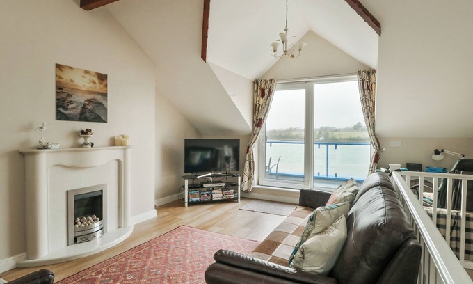 Y Felinheli House | WATERS EDGE, pet friendly, character holiday cottage in Y Felinheli
