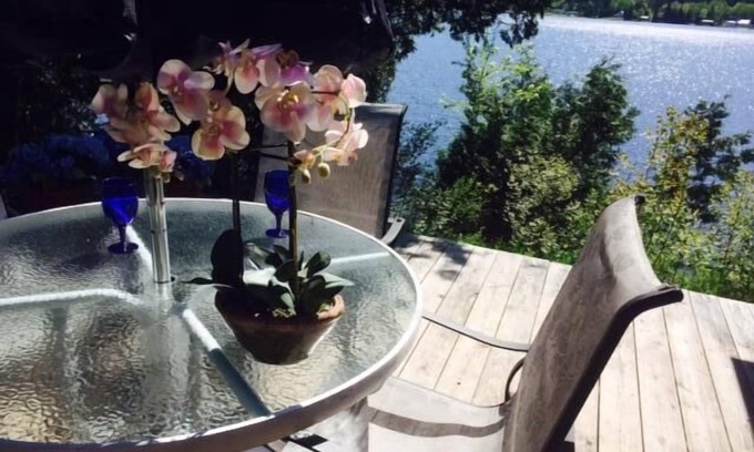 Lyndon Center Cottage | 'Waters Edge' Romantic Cottage-Dogs Welcomed
