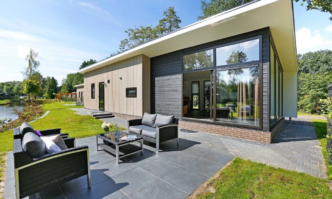 Lochem Ski Chalet | Waterside Bliss in Lochem