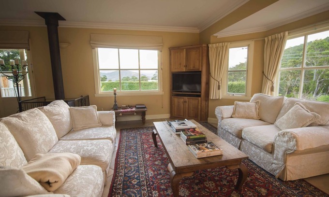 Wattle Grove House | Wattle Grove Homestead- Huon River Views