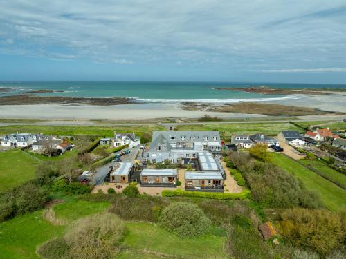 Vazon Bay Apartment | Waves Guest Suites