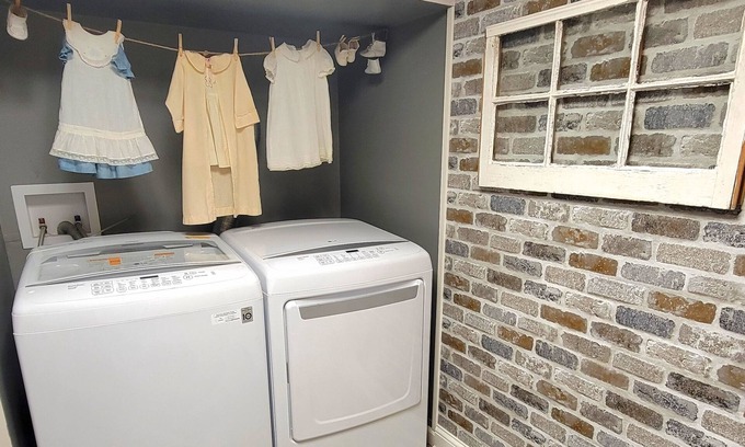 Hickman Cottage | Wayfarer's Inn: Cottage Suite Nestled in a Woodland Setting Near Historic Square