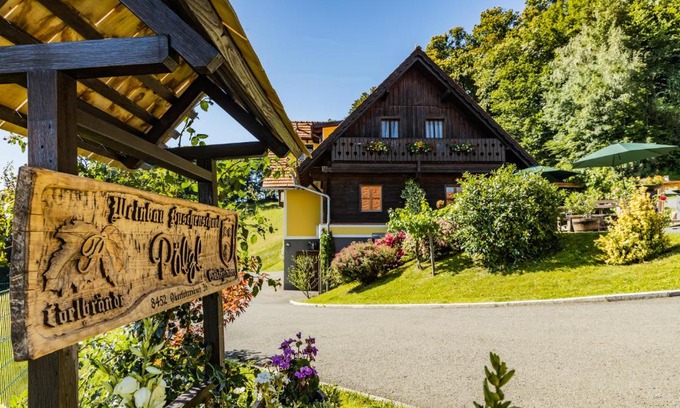 Oberfahrenbach House | Weingut & Buschenschank Pölzl