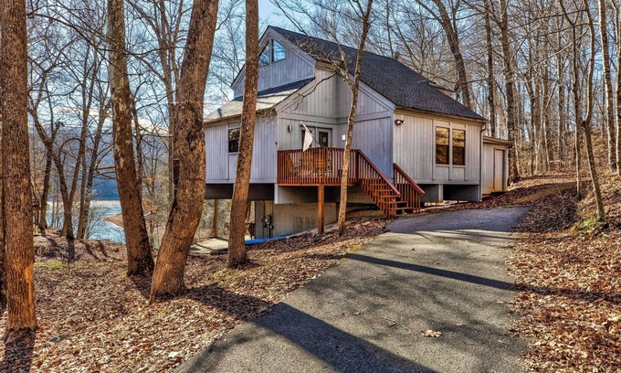 La Follette House | Weir At The Lake Charming 4 Bed/4 Bath House In Deerfield Dock, Deck & Hot Tub