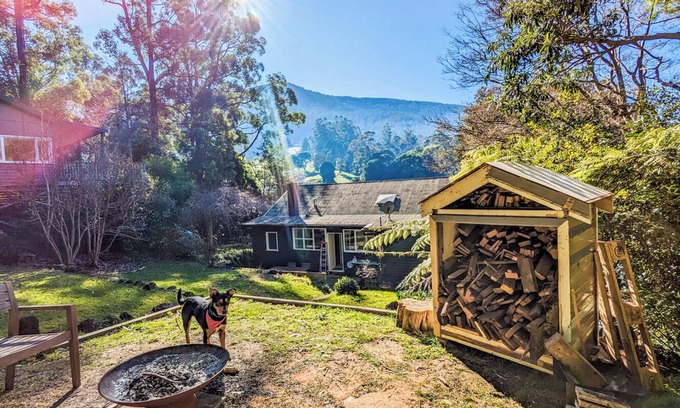 Warburton House | Welcome on Wellington, your 3 bedroom getaway with stunning mountain views.