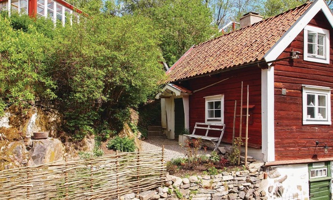 Huskvarna House | Welcome to a rural accommodation by the lake near Gränna. Here you can stay in a cozy environment an