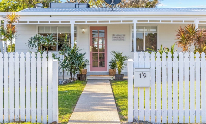 Barlows Hill House | Welcome to Farnborough Beach Cottage!