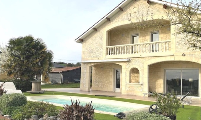 Coulounieix-Chamiers Villa | Welcome to Villa CAMALOPE, a family-run gîte 5 minutes from Périgueux.