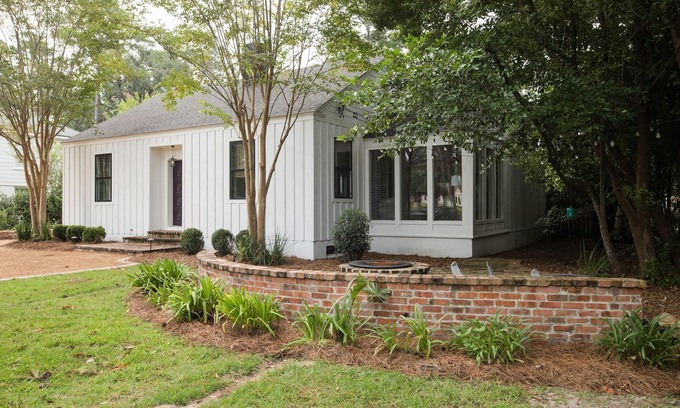 Thomasville House | Welcome to Jewel Box Cottage! Our cottage has been carefully curated for you.