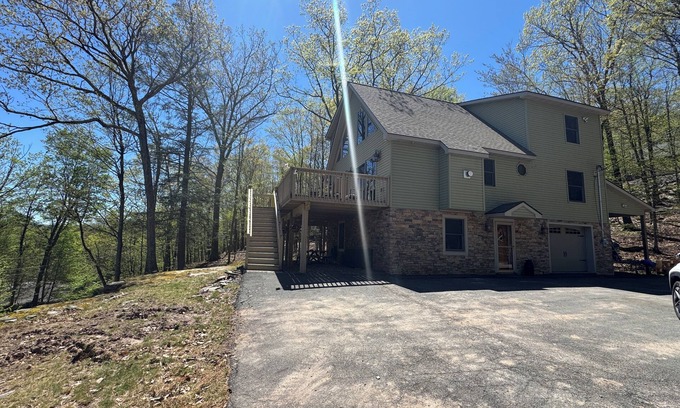 Wallenpaupauk Lake Estates Ski Chalet | Welcome to On the Rocks a charming retreat located near Lake Wallenpaupack