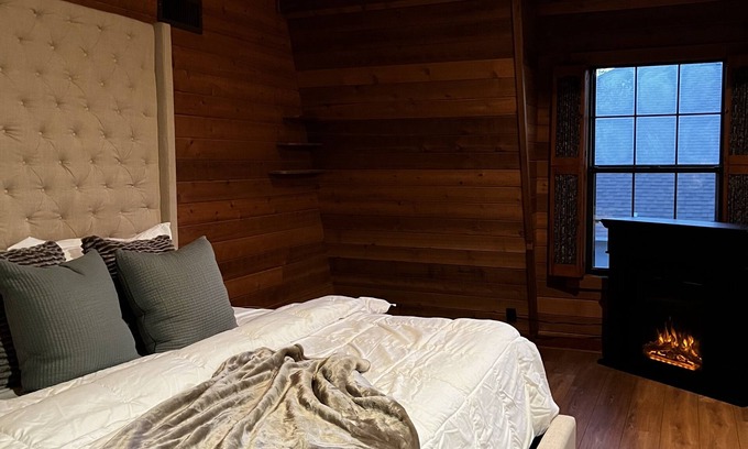 Mount Plymouth Cabin | Welcome To Orlando's Chic Cabin! KING BED, FIREPLACE, SAUNA, HOT TUB, GAMES