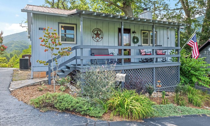 Maggie Valley Cabin | Welcome to Raven's Nest! Great views and easy access in all weather.