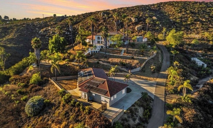 Poway House | Welcome to San Diego’s Poway Paradise, your private oasis on Sycamore Canyon!