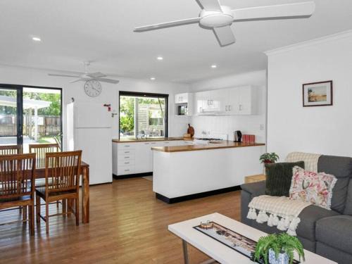 Tin Can Bay House | Welcome to The Crab Shack