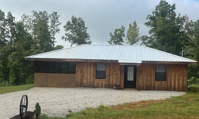 Ripley Cabin | Welcome to The Outskirts! Comfy Cabin Studio perfect for that weekend getaway.