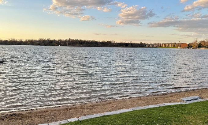 Bloomfield Hills House | Welcome to the Little Lake House! 4 bd/2.5bath & a private beach on Square Lake