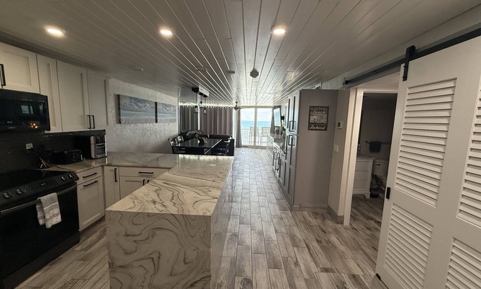 Daytona Beach Shores Condo | Welcome to your beachfront escape in beautiful Daytona Beach Shores!