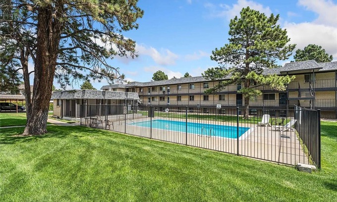 Lakewood Condo | Welcome to your charming 1-bedroom, condo close to the foothills and downtown