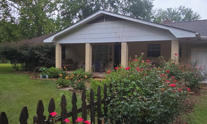 Hattiesburg Other | Welcoming farmhouse with AC in charming Hattiesburg