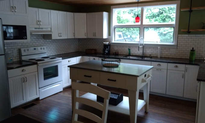 Lynch House | Well-Appointed, Mountain Retreat in Historic City.