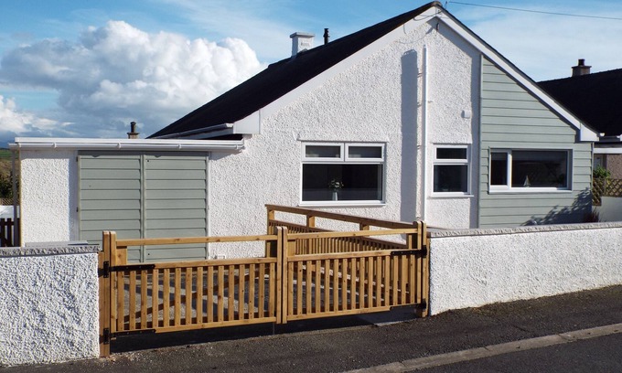 Ty Croes House | Well finished quiet home with king sized bed and near the beach.