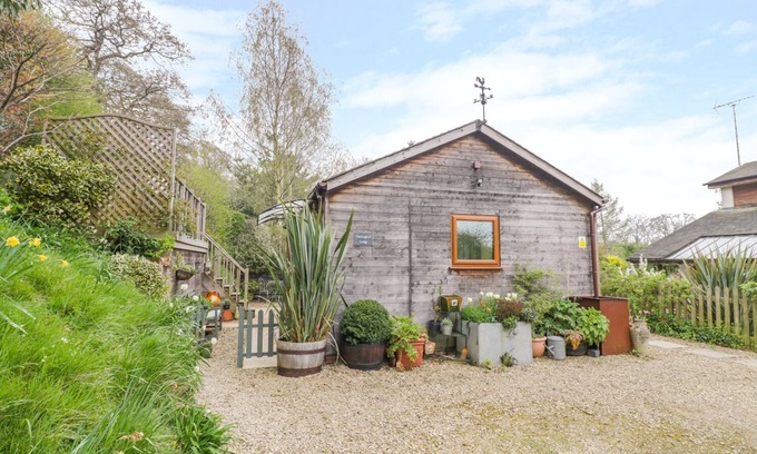 Charlton Kings Cottage | WELLINGHILL LODGE, pet friendly, with a garden in Cheltenham