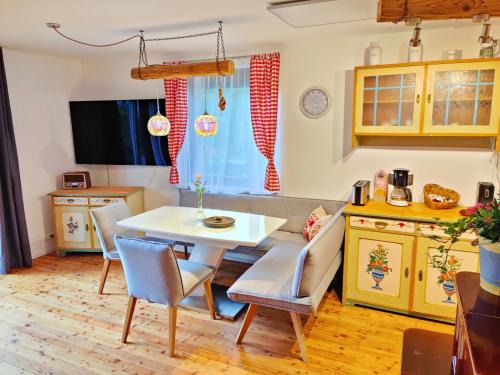 Keutschach am See Apartment | Wellness- HotTub & Sauna- Pet Friendly- Hiking