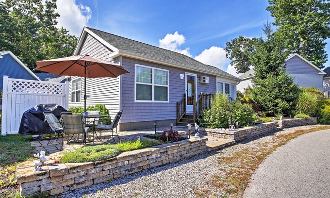Moody Cottage | Wells Beach Cottage w/Pool Access ~ 1 Mi to Coast