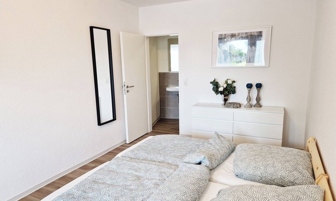 Brake Apartment | Weser Pension - Zweibettzimmer mit Eigenem Bad Nr. 2