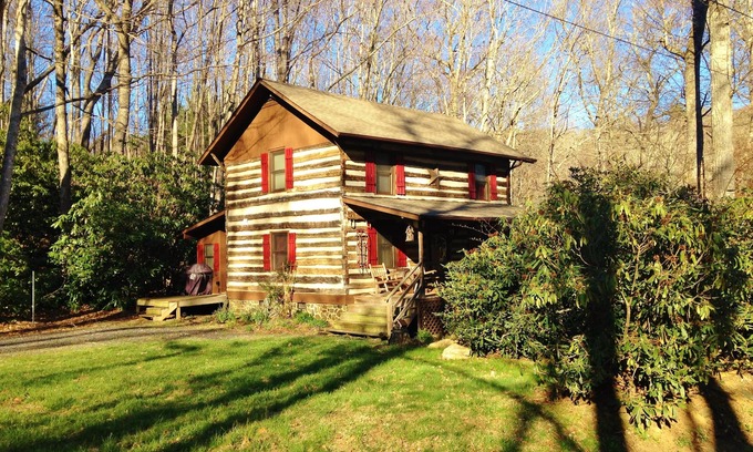 Todd Cabin | West Jefferson - Enjoy WiFi, Creek, Firepit & Deer.