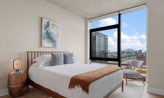 West Loop Apartment | West Loop Group Hub: 3 Modern 2BR apartments