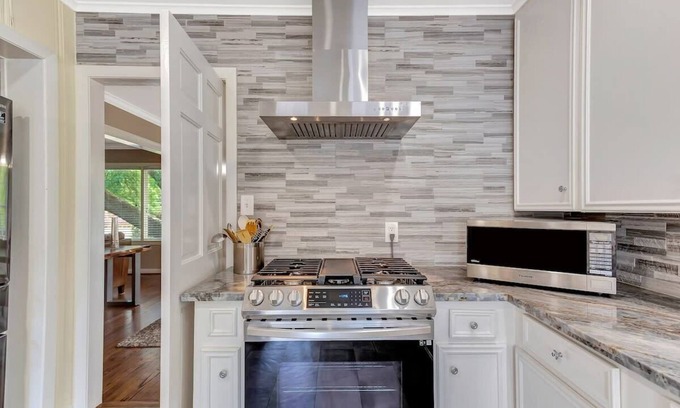 South Central Houston Apartment | West U Oasis: Walk to MedCenter, NRG, & More!