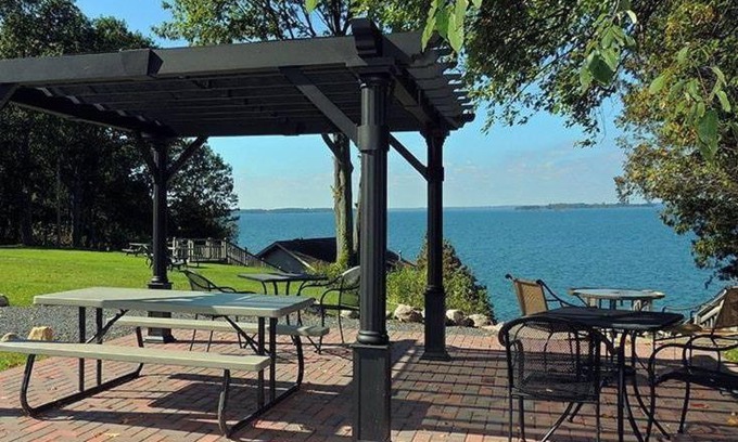 Clayton Hotel | West Winds Motel & Cottages