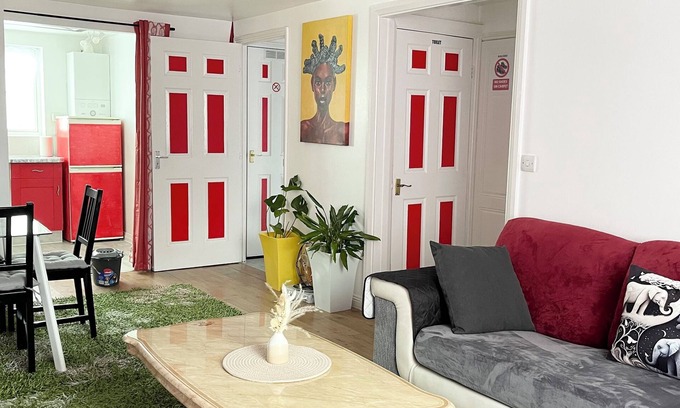 Chadwell Apartment | Westfield Gardens Apartment - 3 Bedrooms
