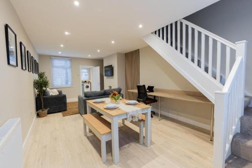Runcorn Apartment | 'Weston House' Newly Renovated Family and Workspace Business Cosy Home in Runcorn, Cheshire ENTIRE HOUSE
