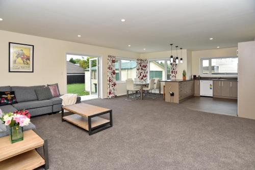 Saint Albans House | Weston Villa - Spacious & family Friendly - Bookahome