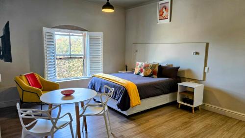 Hermanus City-Centre Apartment | Whale Watchers studio