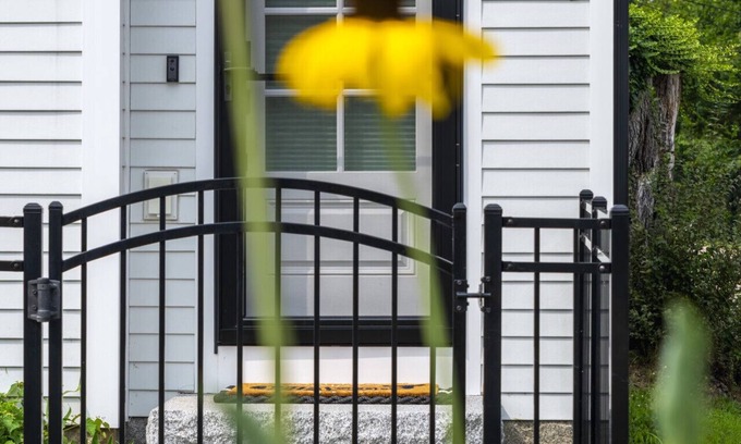 Stonington Apartment | Whaler’s Rest – Bright & Historic 2BR Flat in Stonington Borough
