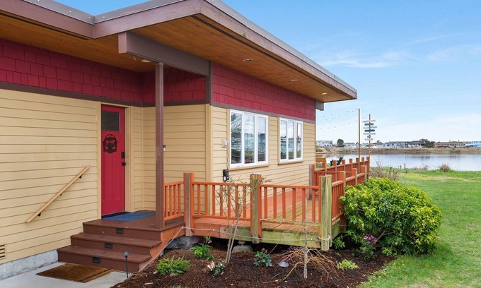 Lagoon Point Cottage | Whidbey Waterfront Retreat- Steps to Beach-Fireplace- Reading Nook
