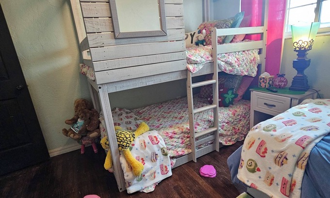 Midwest City Cottage | Whimsical 3 bd cottage for families and pets. Sleeps 7, free wifi/snacks