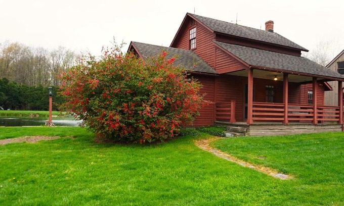 Dundee House | Whimsical Cottage w/Pond View