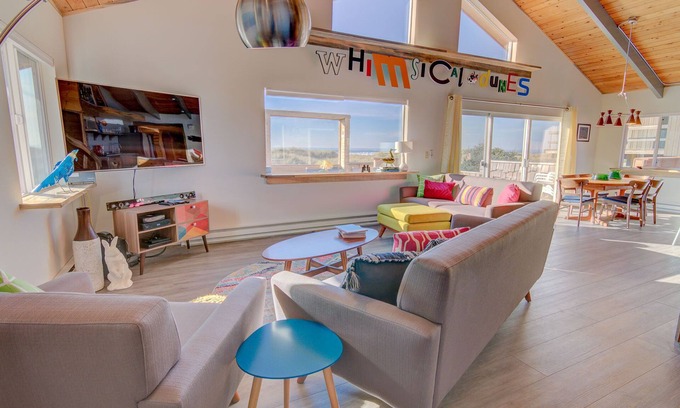 Bayshore House | Whimsical Ocean Front Home! Hot tub & Dog Friendly!
