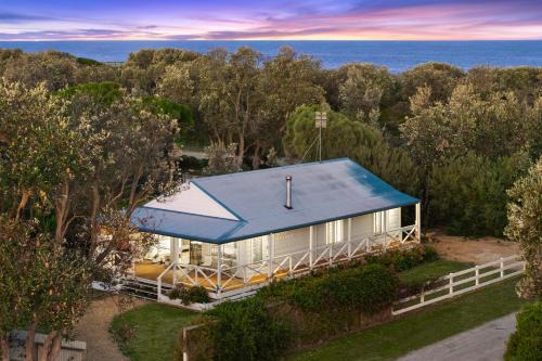 The Honeysuckles House | White Cottage on Ninety Mile Beach