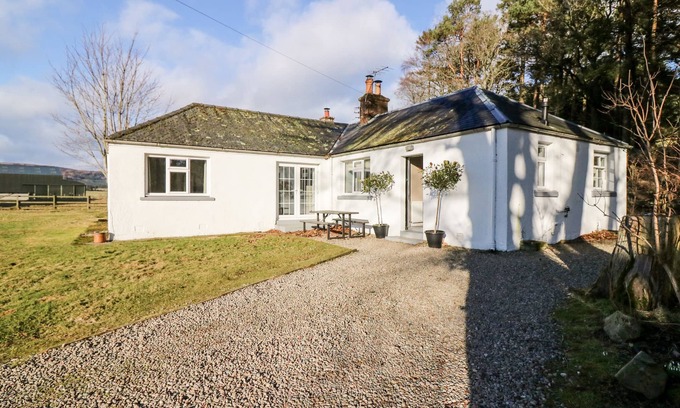 Kirriemuir Cottage | WHITE HILLOCKS COTTAGE, pet friendly, with open fire in Kirriemuir