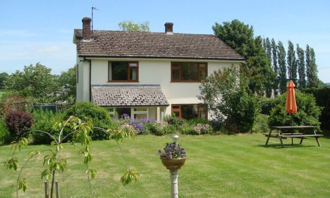 New Radnor House | White House Cottage - Three Bedroom House, Sleeps 6