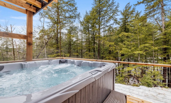 Conway House | White Mountain Cabin w/Hot Tub Near Saco River